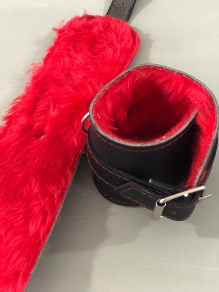 Kubiak esposas de cuero ancha con peluche rojo y cadena - KS35250