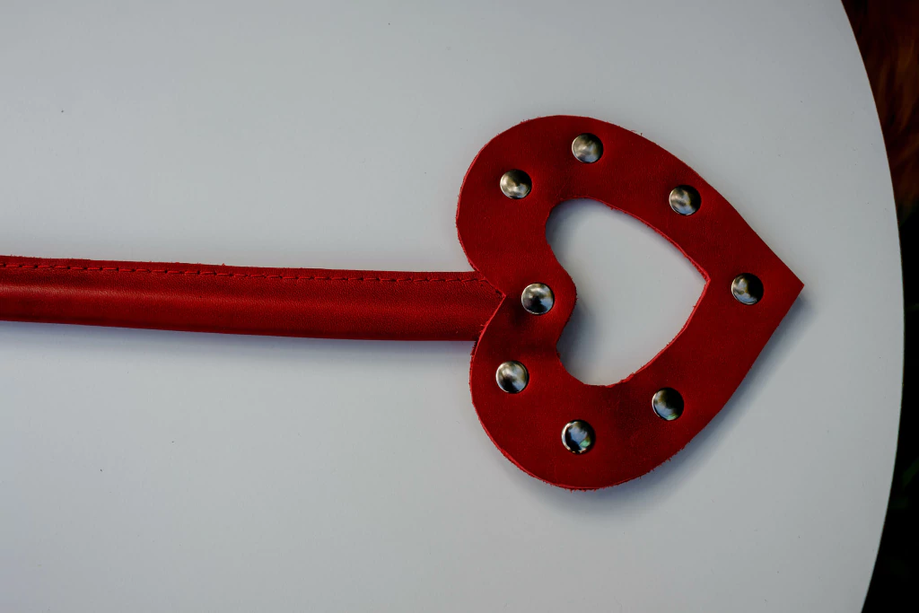 Kubiak palmeta corazon con tachas roja - PAL.002.002