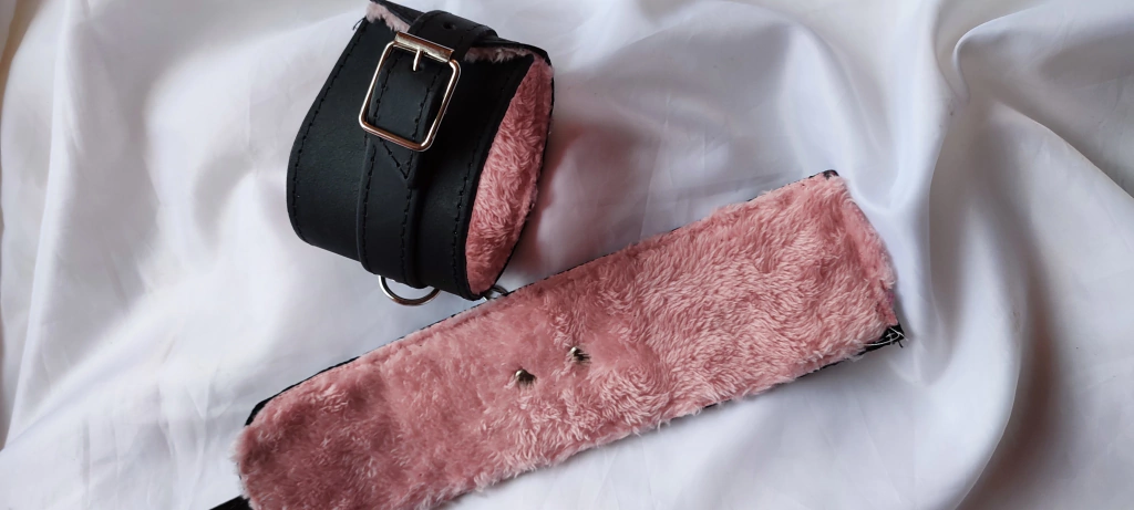 Kubiak esposas de cuero ancha con peluche rosado y cadena - KS35250