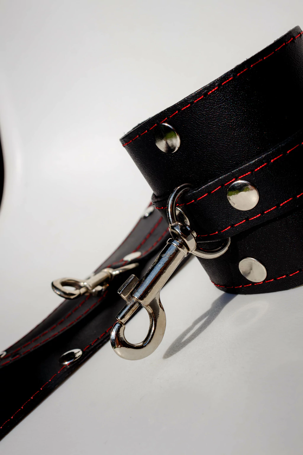 Kubiak esposa ancha con remaches y mosqueton - KS21450