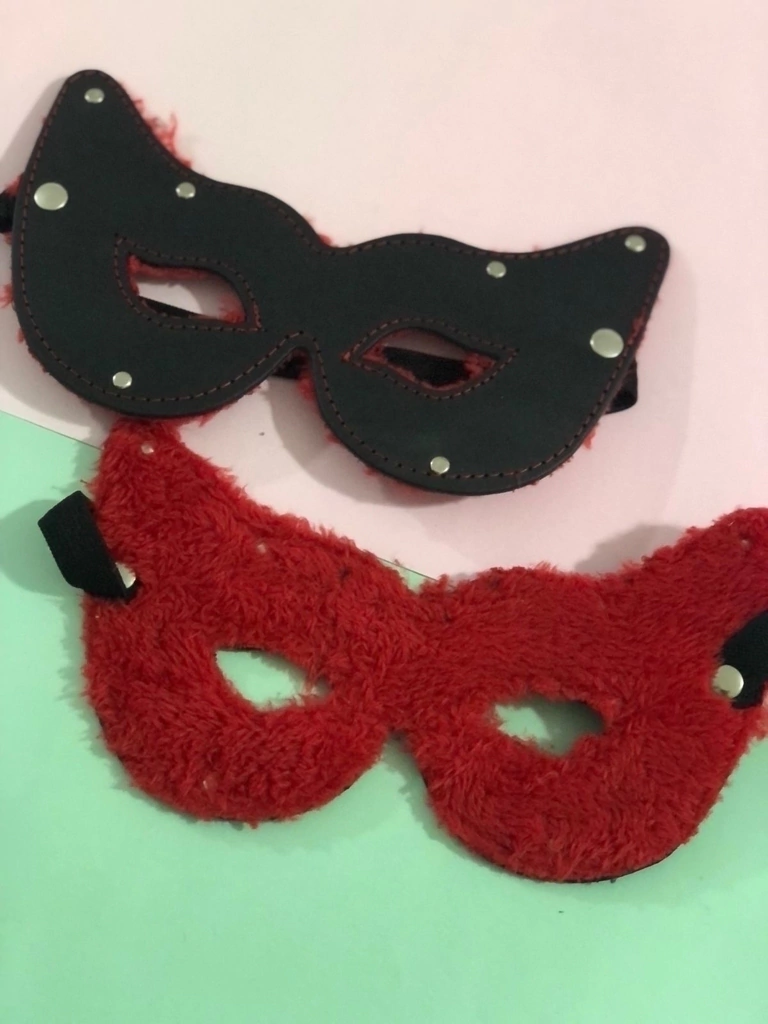 Kubiak antifaz de cuero con peluche rojo - KS25452
