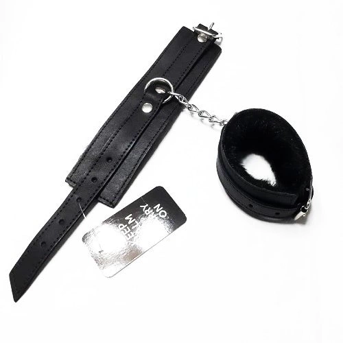 Kubiak esposa de cuero chica con peluche negro y cadena - KS35150