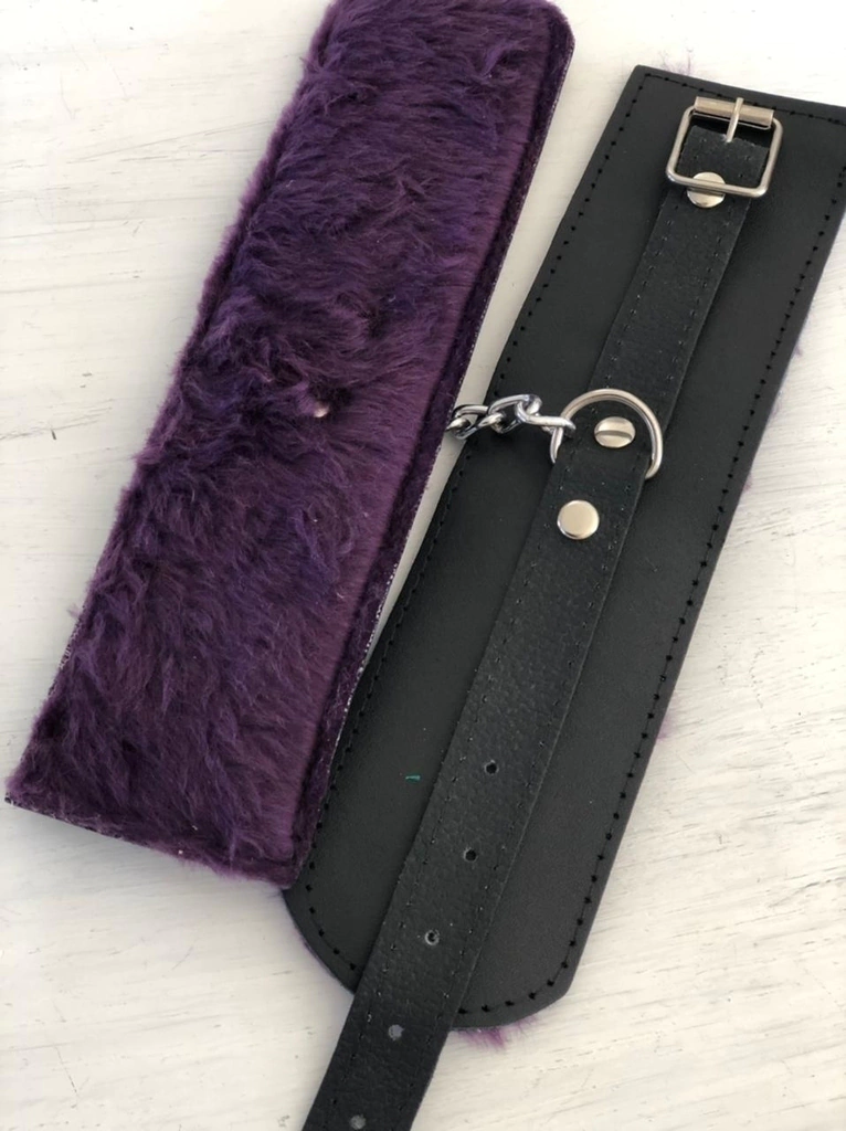 Kubiak esposas de cuero ancha con peluche lila y cadena - KS35250