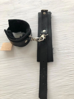 Kubiak esposas de cuero chica con peluche negro y mosqueton - KS35151, foto 3 de 5