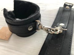 Kubiak esposas de cuero chica con peluche negro y mosqueton - KS35151, foto 4 de 5