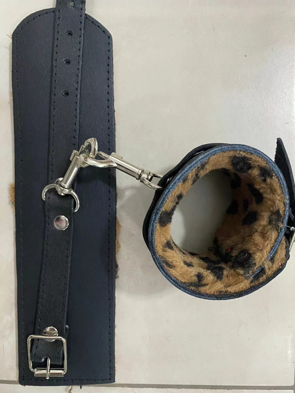 Kubiak esposa de cuero ancha con peluche animal print y mosqueton - KS35251