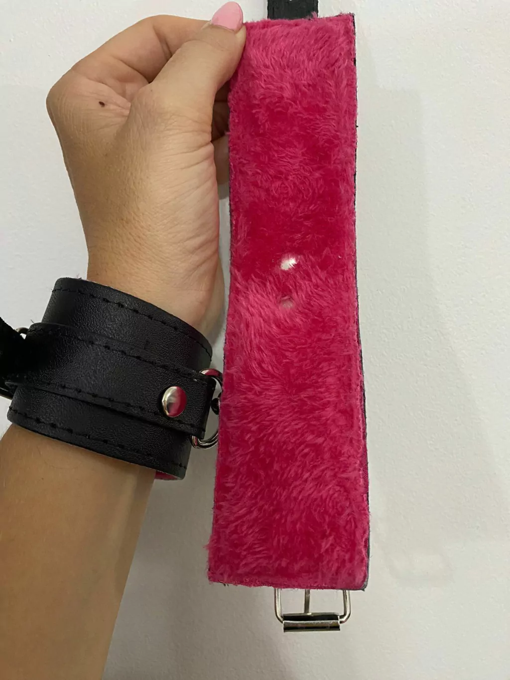 Kubiak esposas de cuero chica con peluche fucsia y mosquetón - KS35151