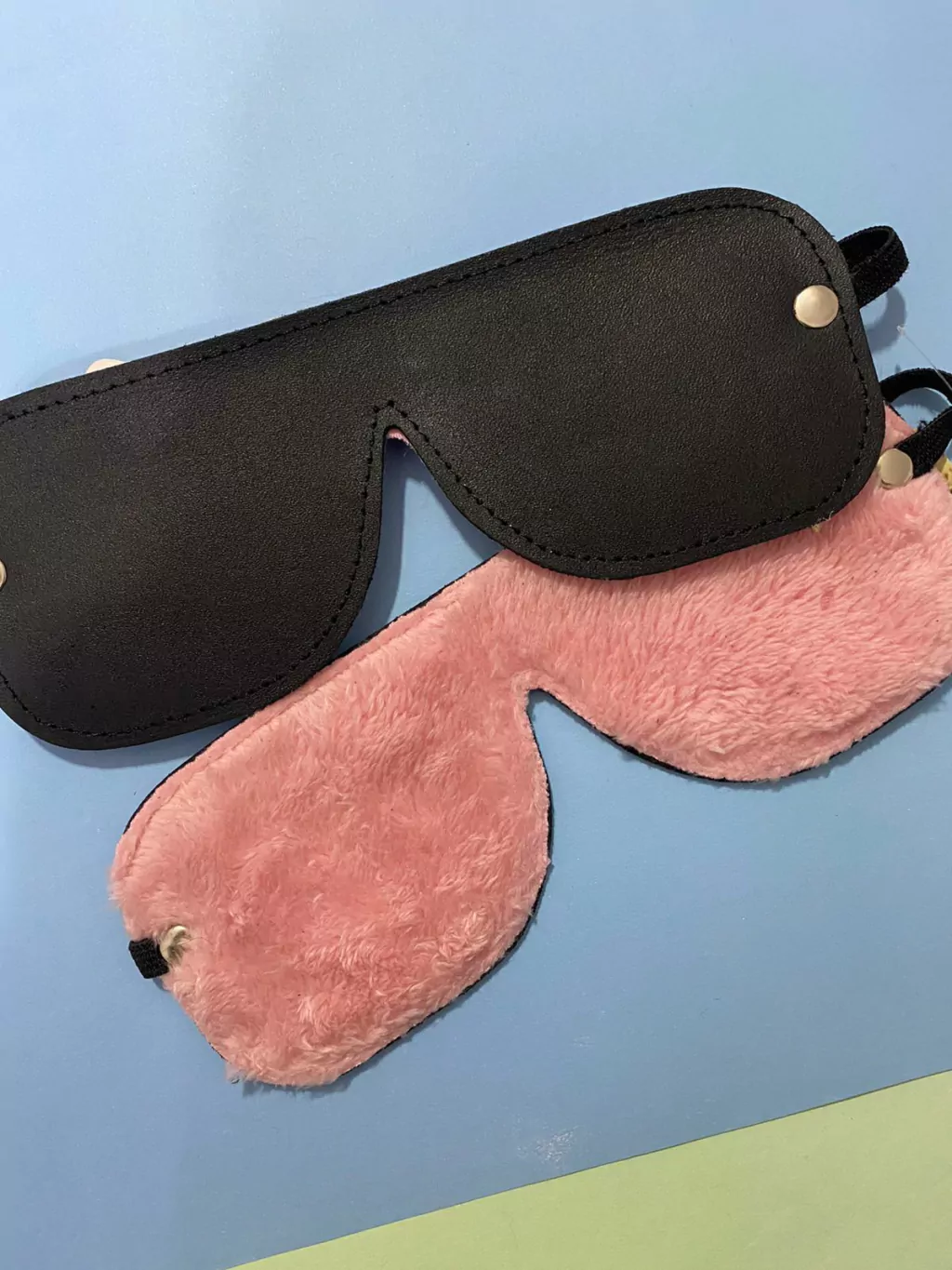 Kubiak antifaz ciego de cuero con peluche rosa - KS25351
