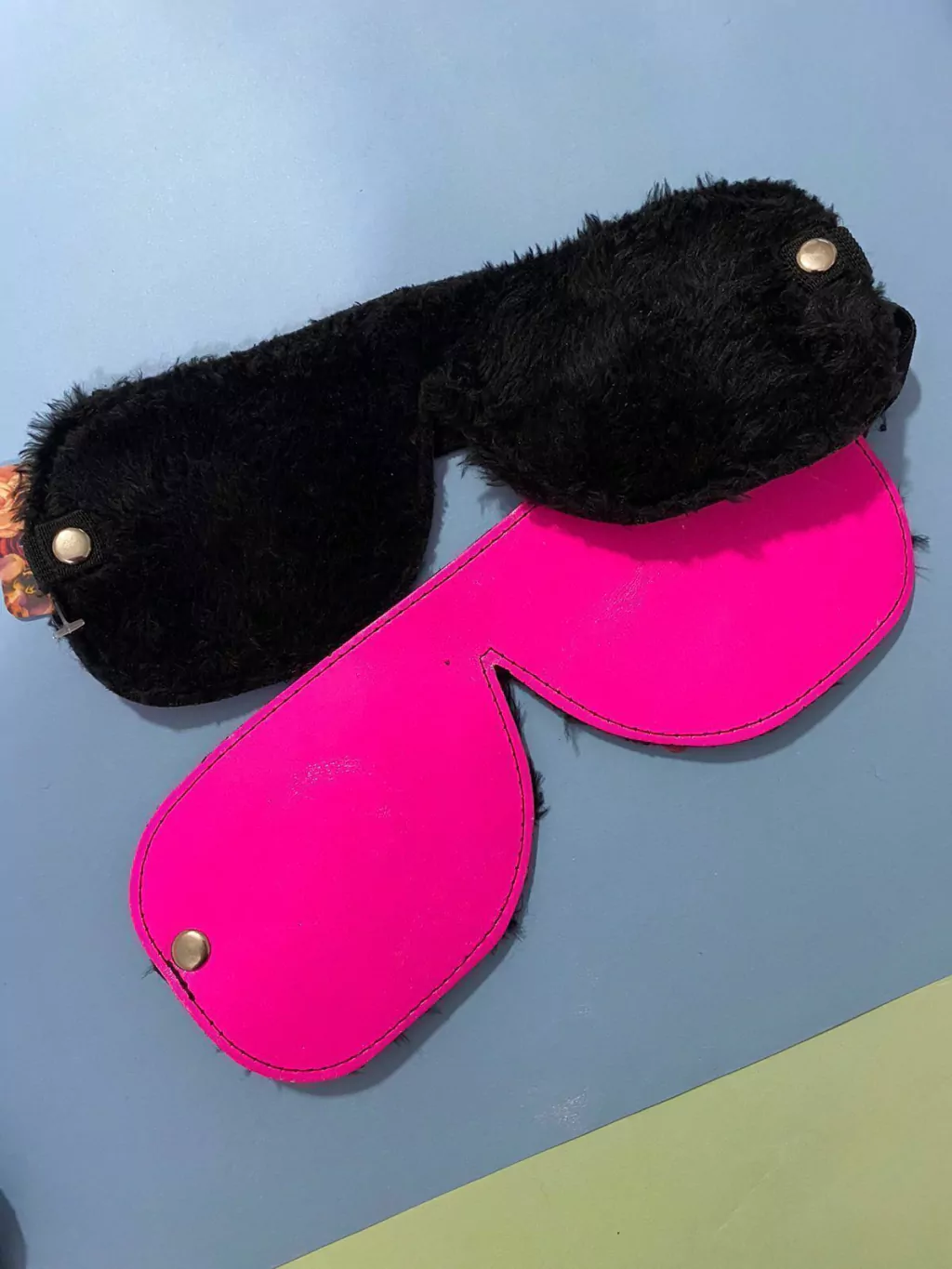 Kubiak antifaz ciego de cuero fucsia con peluche negro - KS25351