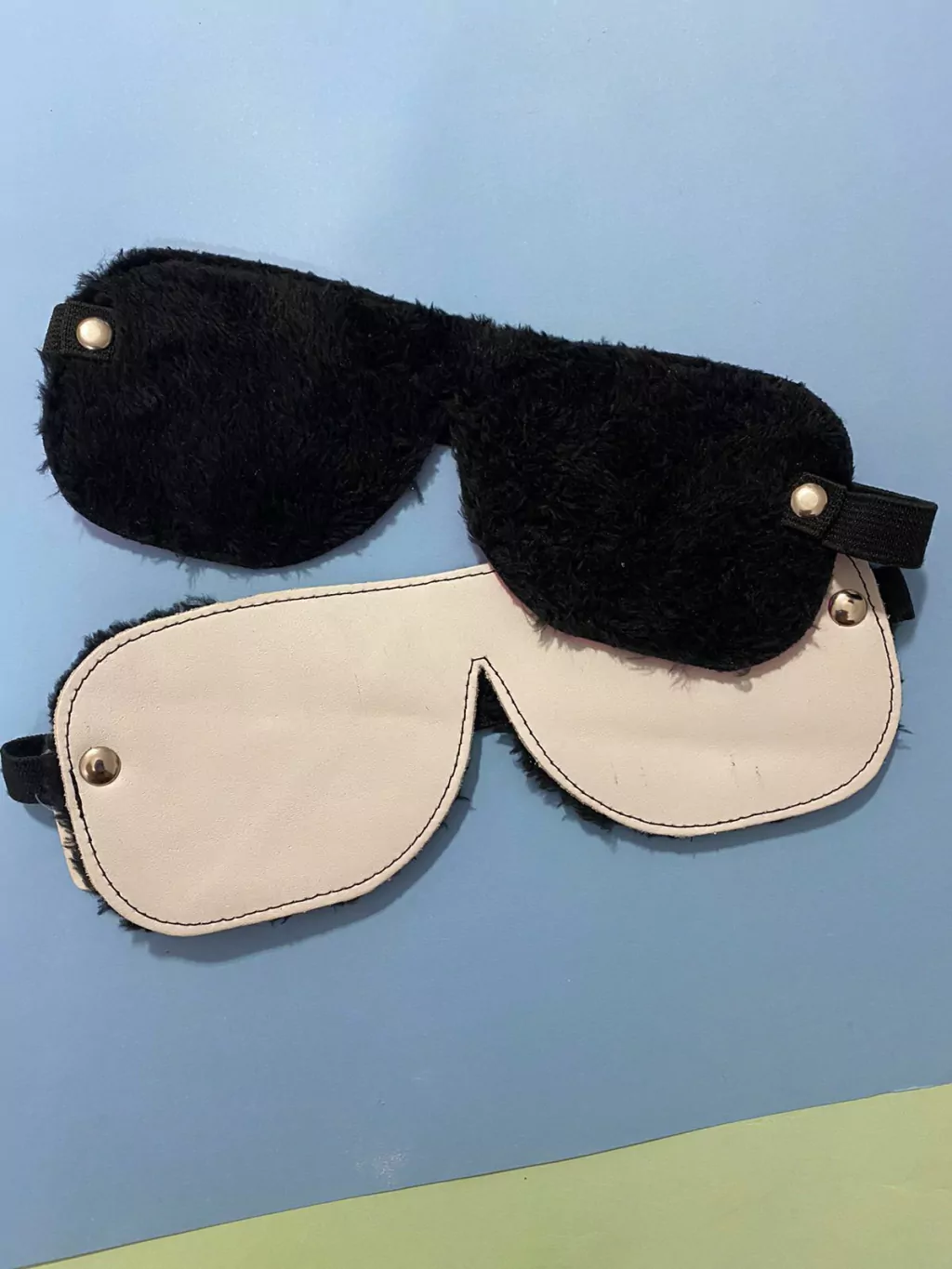 Kubiak antifaz ciego de cuero blanco con peluche negro - KS25351