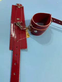 Kubiak esposas de charol chica y mosqueton rojas - KS35802