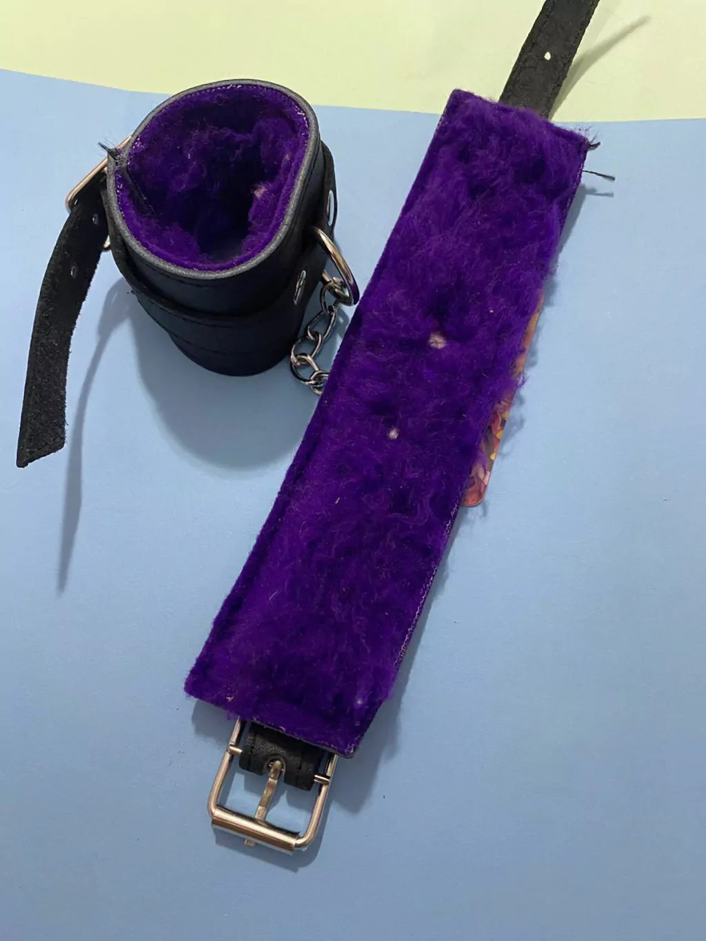 Kubiak esposa de cuero chica con peluche lila y cadena - KS35150