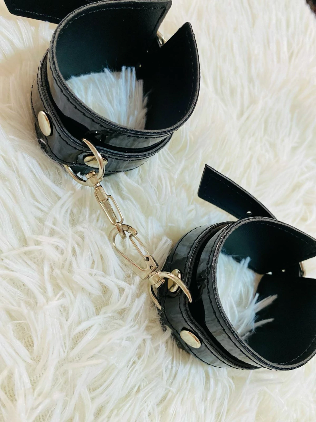 Kubiak esposas de charol negras con mosqueton - KS35802