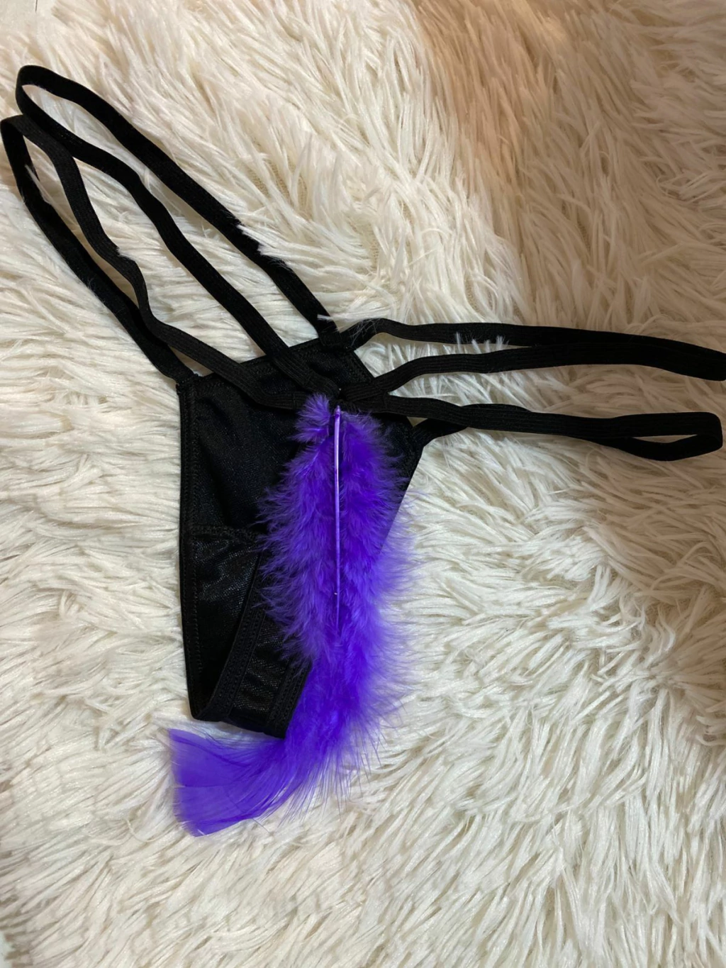 Pasionel micro tanga con pluma negra t033n