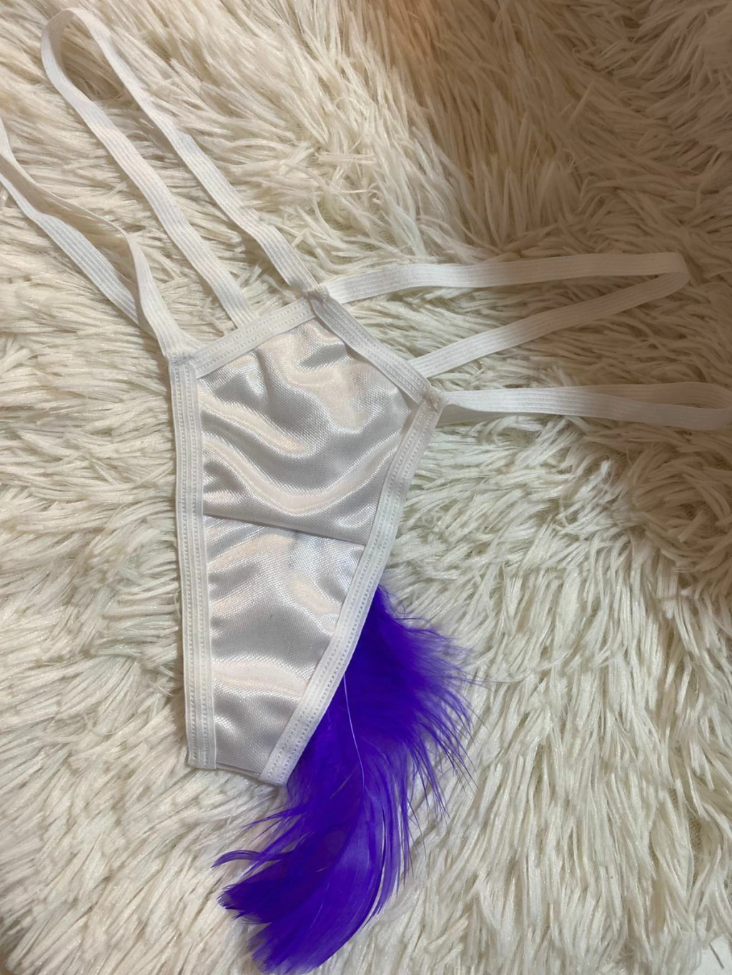 Pasionel micro tanga con pluma blanca T033