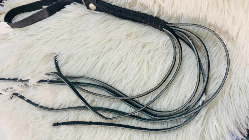 Kubiak latigo negro de cuero con fleco 40cm KS20160