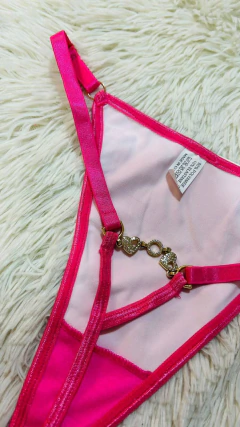 Sweet tanga de vinilo con strass fucsia - 194, foto 2 de 2