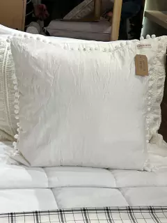 Funda Pompones Off White 50x50