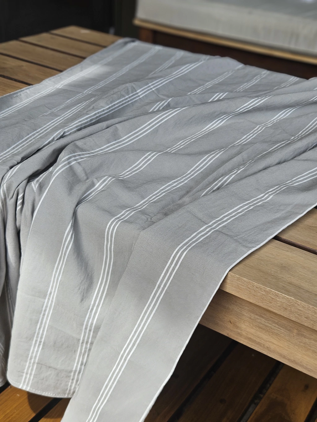 Mantel gris triple raya blanca