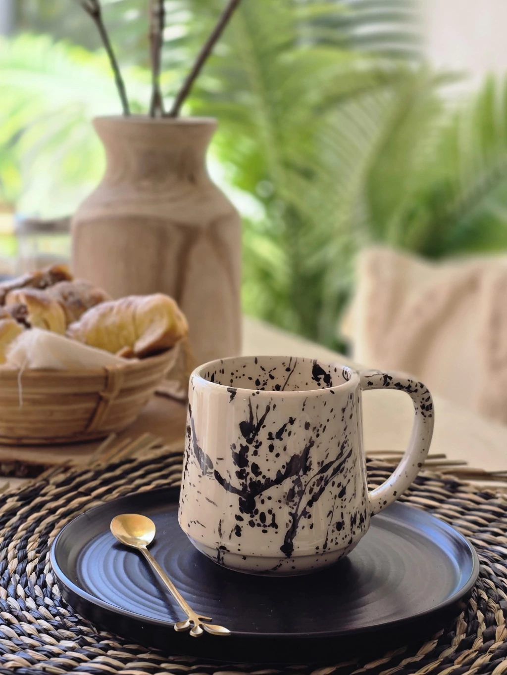Taza bali salpicada negra