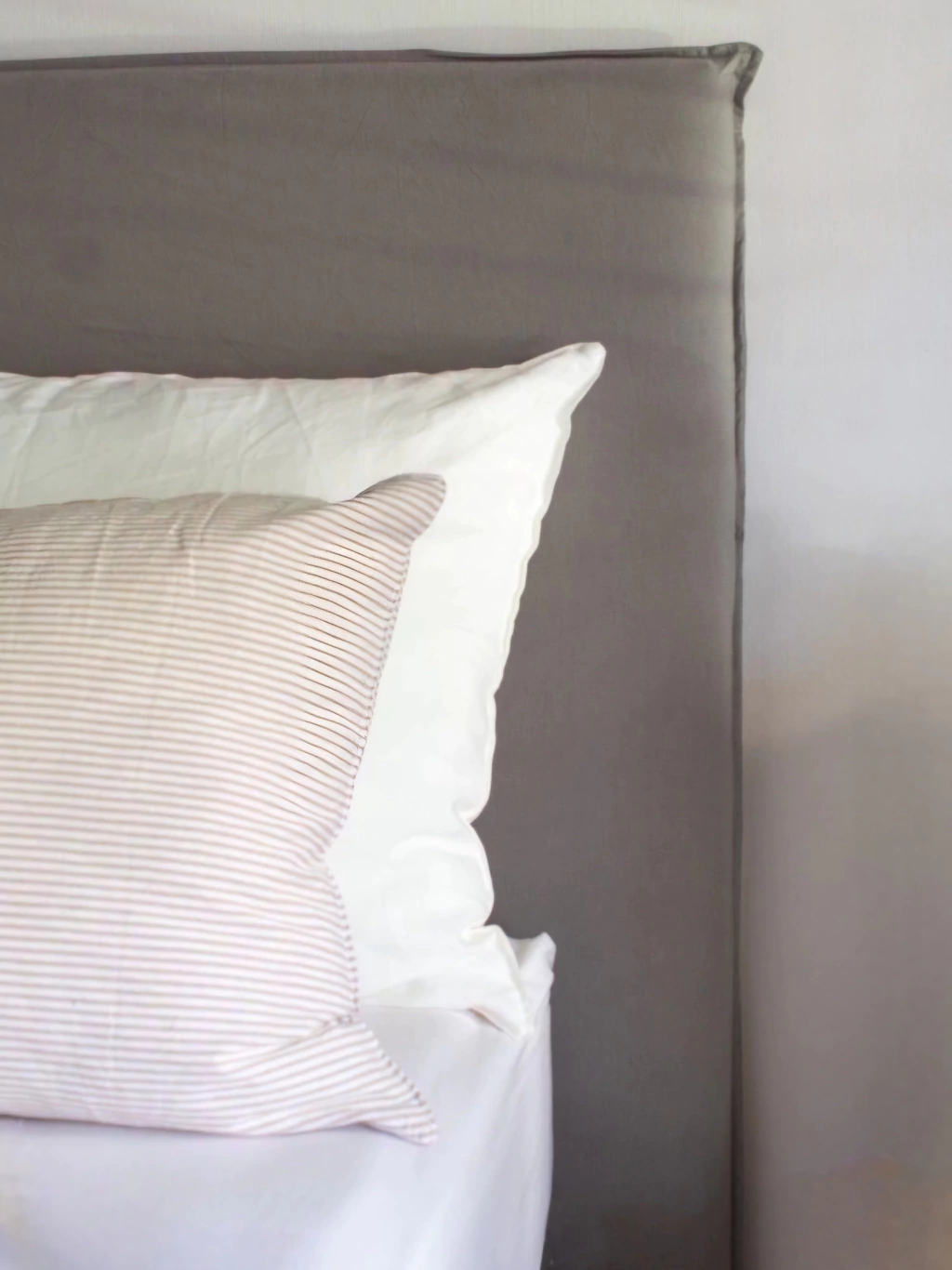 Respaldo de cama funda tussor gris elefante