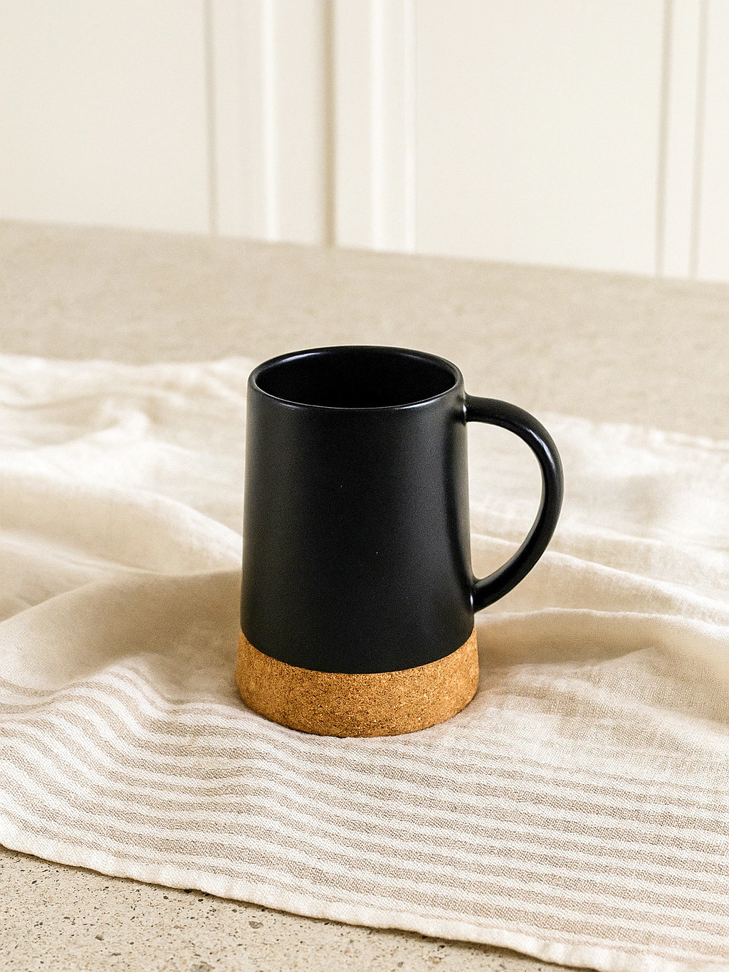 Mug conico negro base corcho