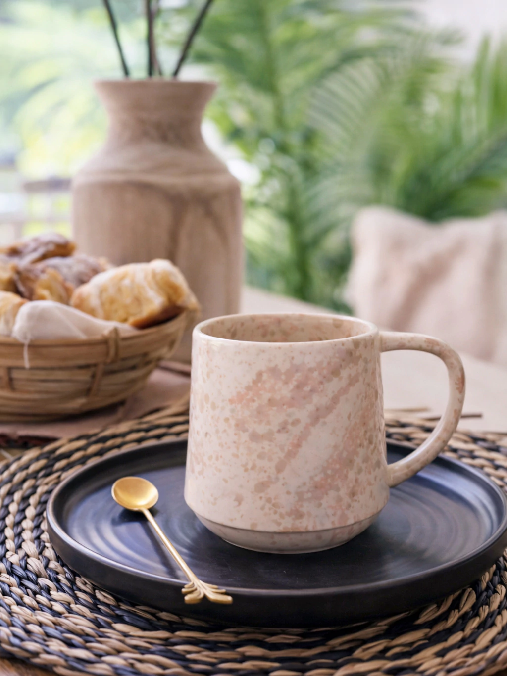 Taza bali salpicada rosa y habano