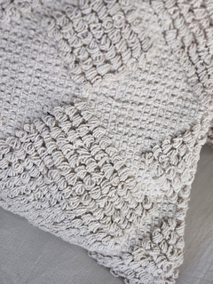 Funda de almohadón 45 x 45 cm lisa natural con rombos grandes y chicos en cadena, imagen 3