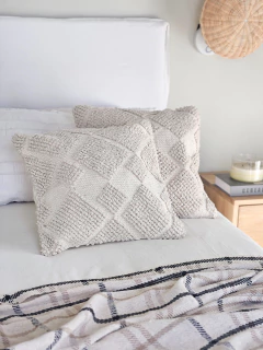 Funda de almohadón 45 x 45 cm lisa natural con rombos grandes y chicos en cadena, imagen 2