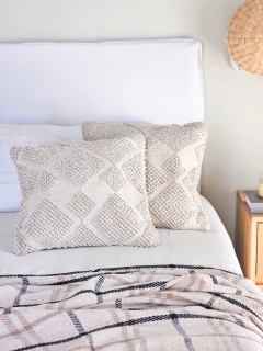 Funda de almohadón 45 x 45 cm lisa natural con rombos grandes y chicos en cadena
