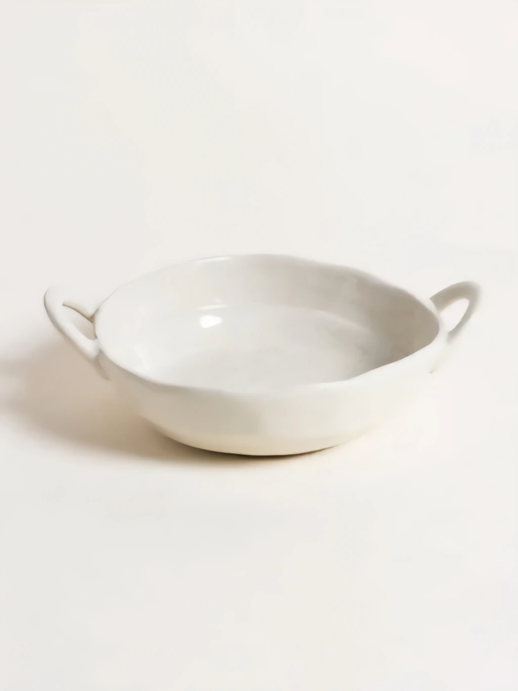 Fuente irregular con asas de ceramica puntitos cream