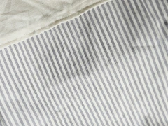Cortina de baño con aplique en mil rayas gris claro, foto 3 de 3