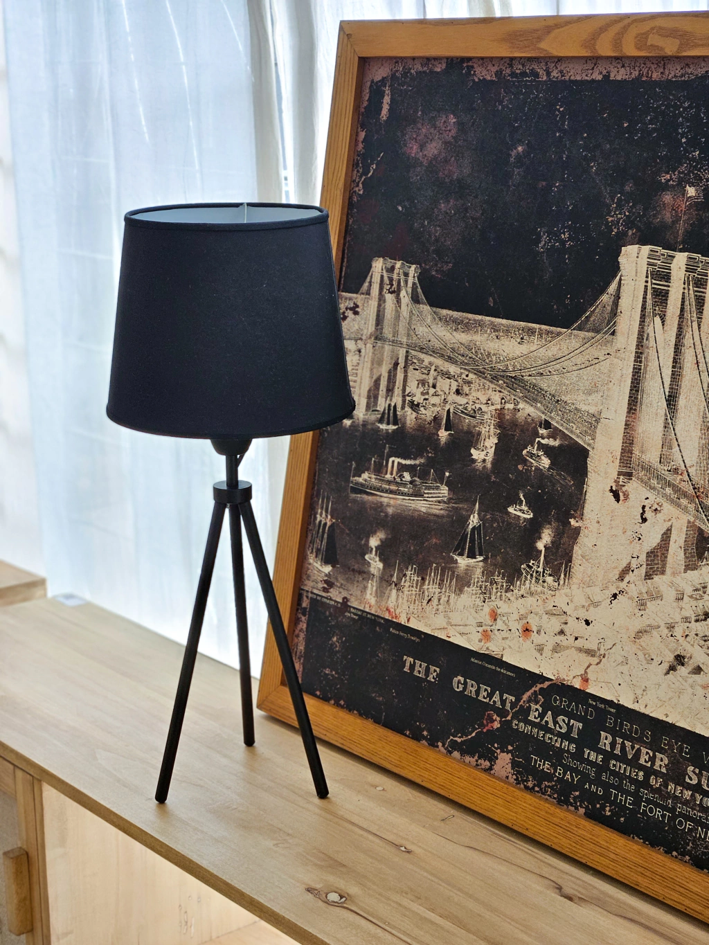 Lampara de mesa tripode con pantalla de tela