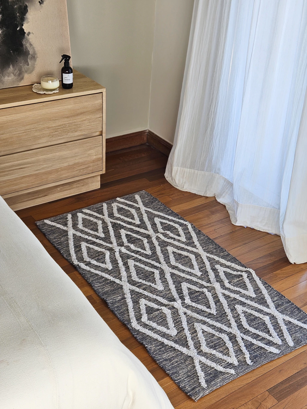 Alfombra gris con rombos pelos natural