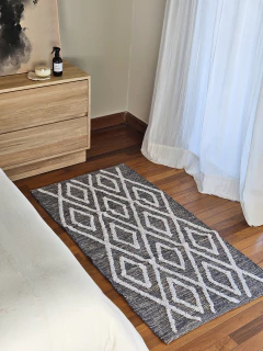 Alfombra gris con rombos pelos natural