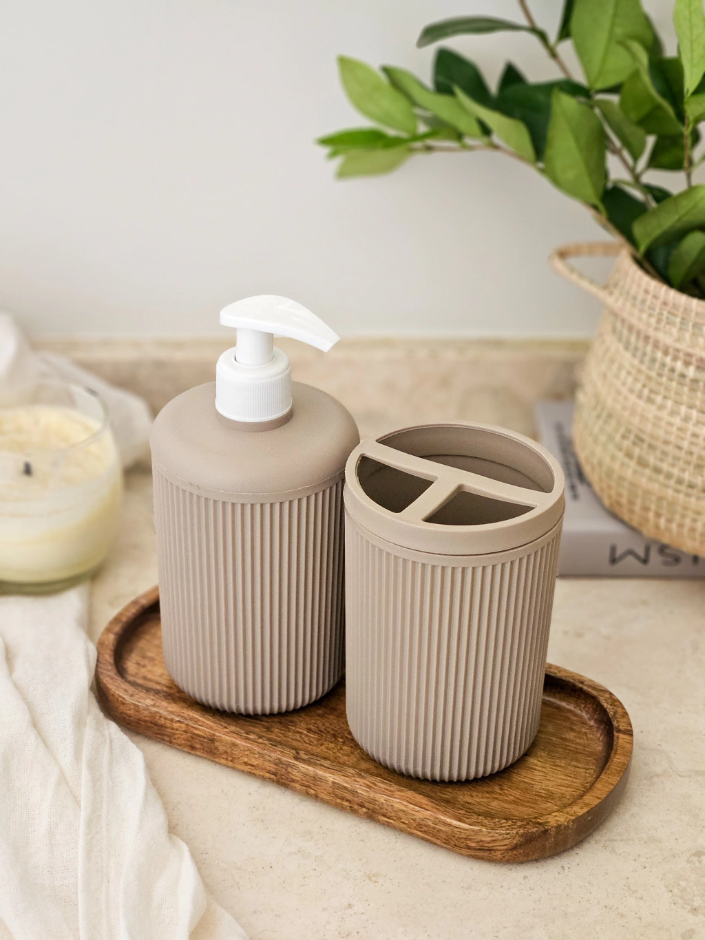 Set de dispenser + vaso porta cepillo - beige