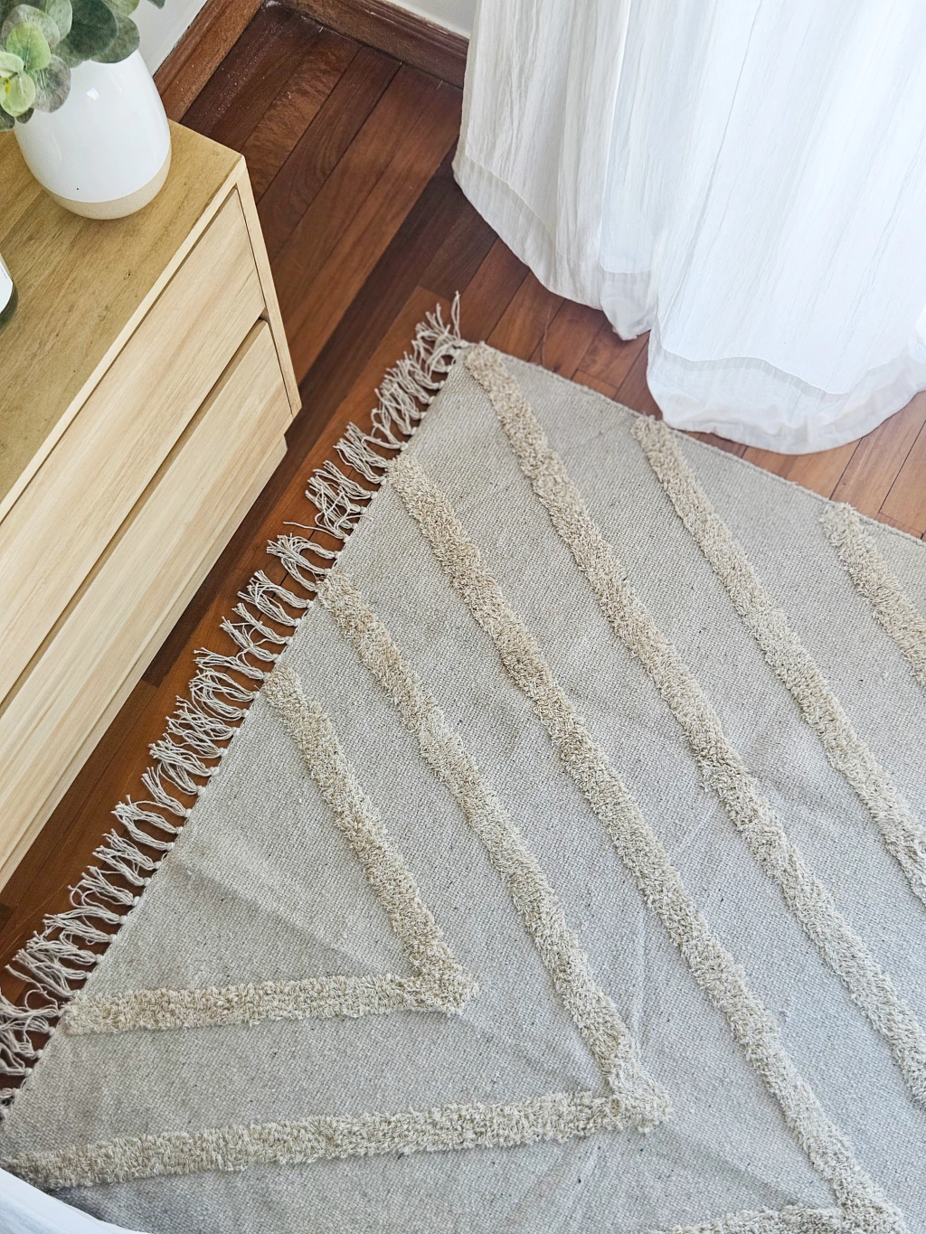 Alfombra base tejida con X concéntricas gris