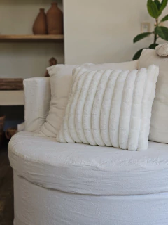 Almohadon piel off white 45x45