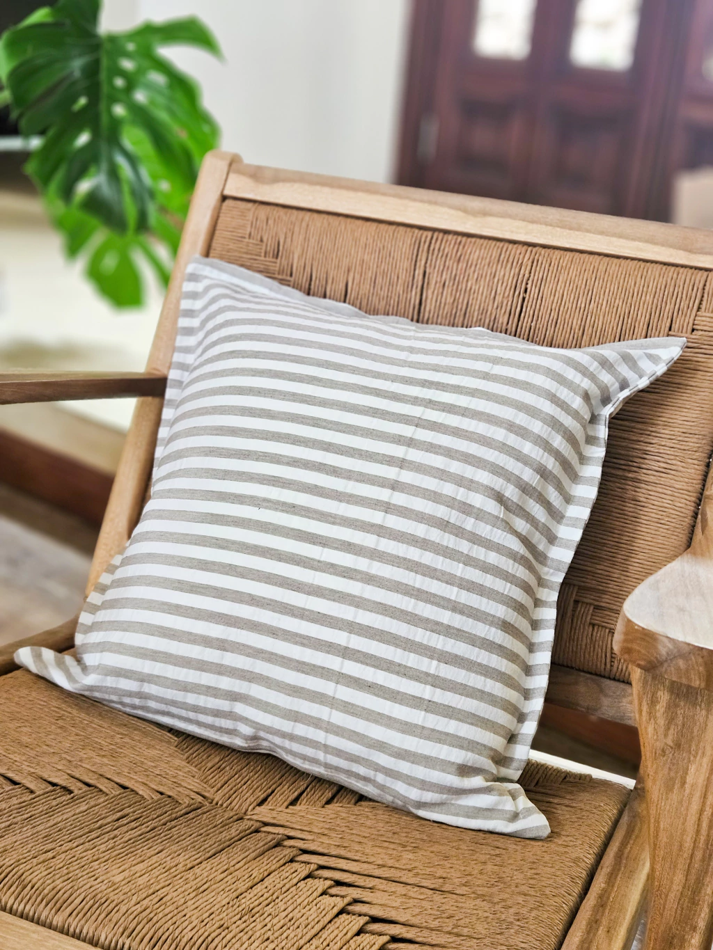 Funda de almohadon rayada beige 50x50