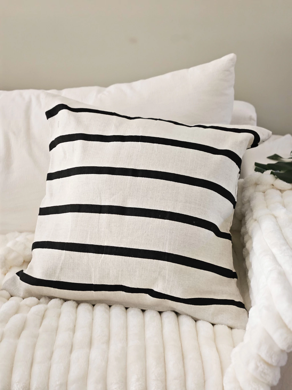Funda de almohadon gamarra optico-negro 60x60