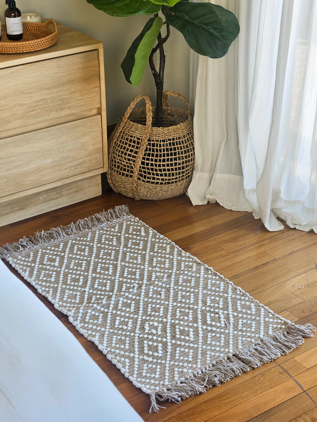Alfombra beige trama rombo blanco