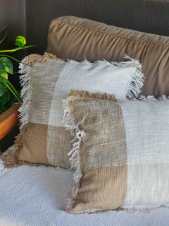 Funda de almohadón 45 x 45 cm cuadrados asimétricos natural y beige con flecos, foto 1 de 4
