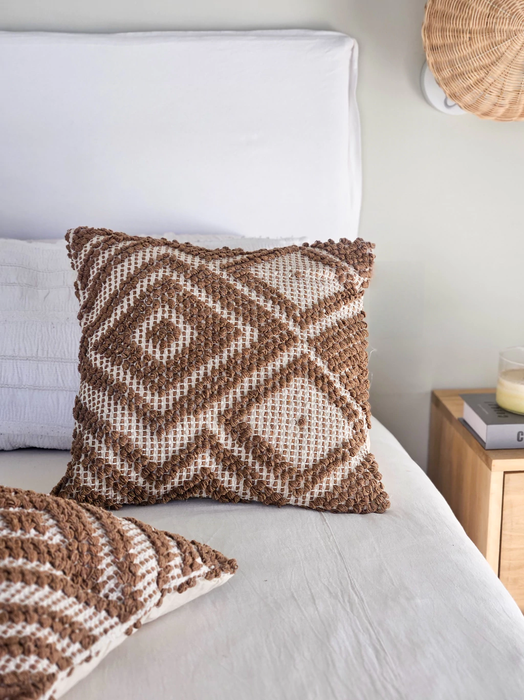 Funda de almohadón 45 x 45 cm rombos y borlas en las puntas beige y natural