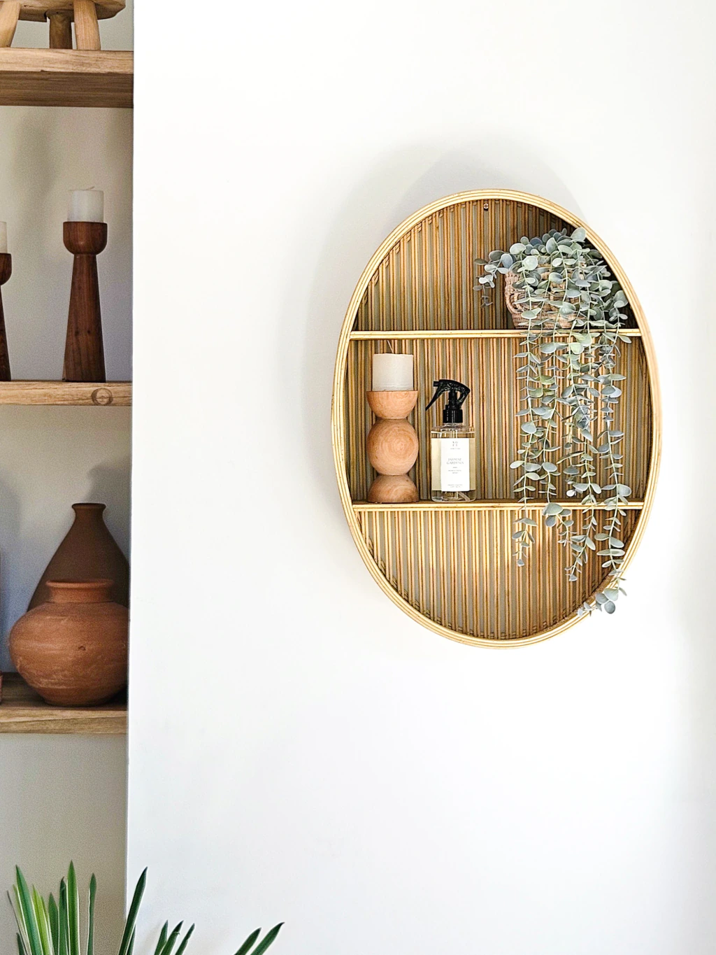 Estanteria de bambu circular con lineas verticales