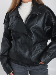 Campera YUNE Cuerina Over, foto 4 de 9