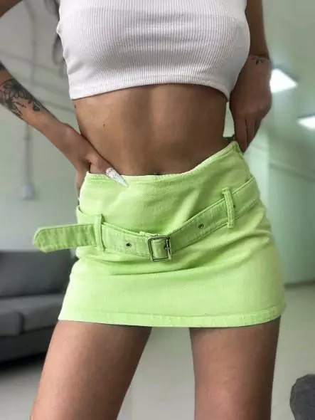 Mini de jean rigido con cinto Kylie