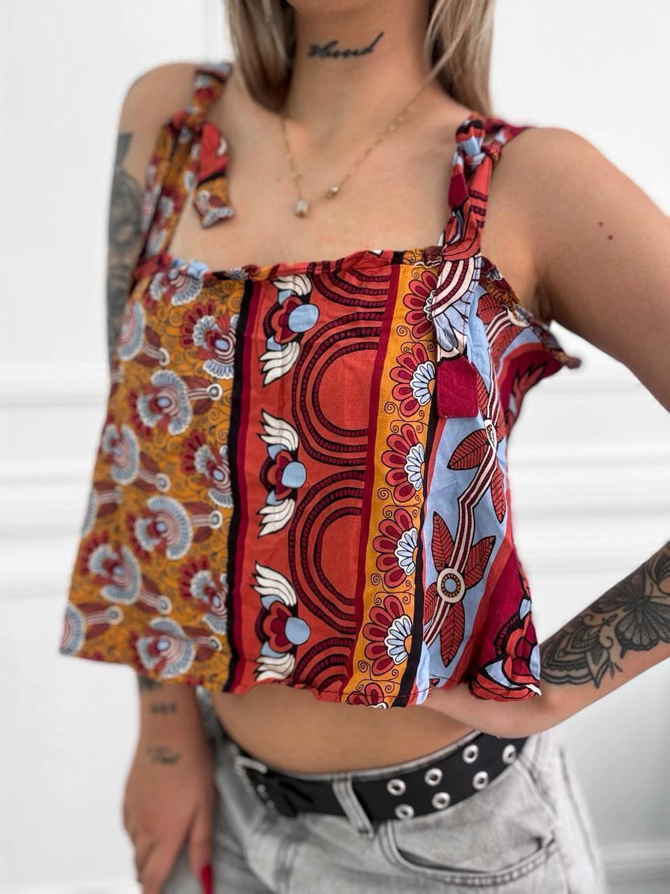 Blusa Floreada con tiras Ajustables