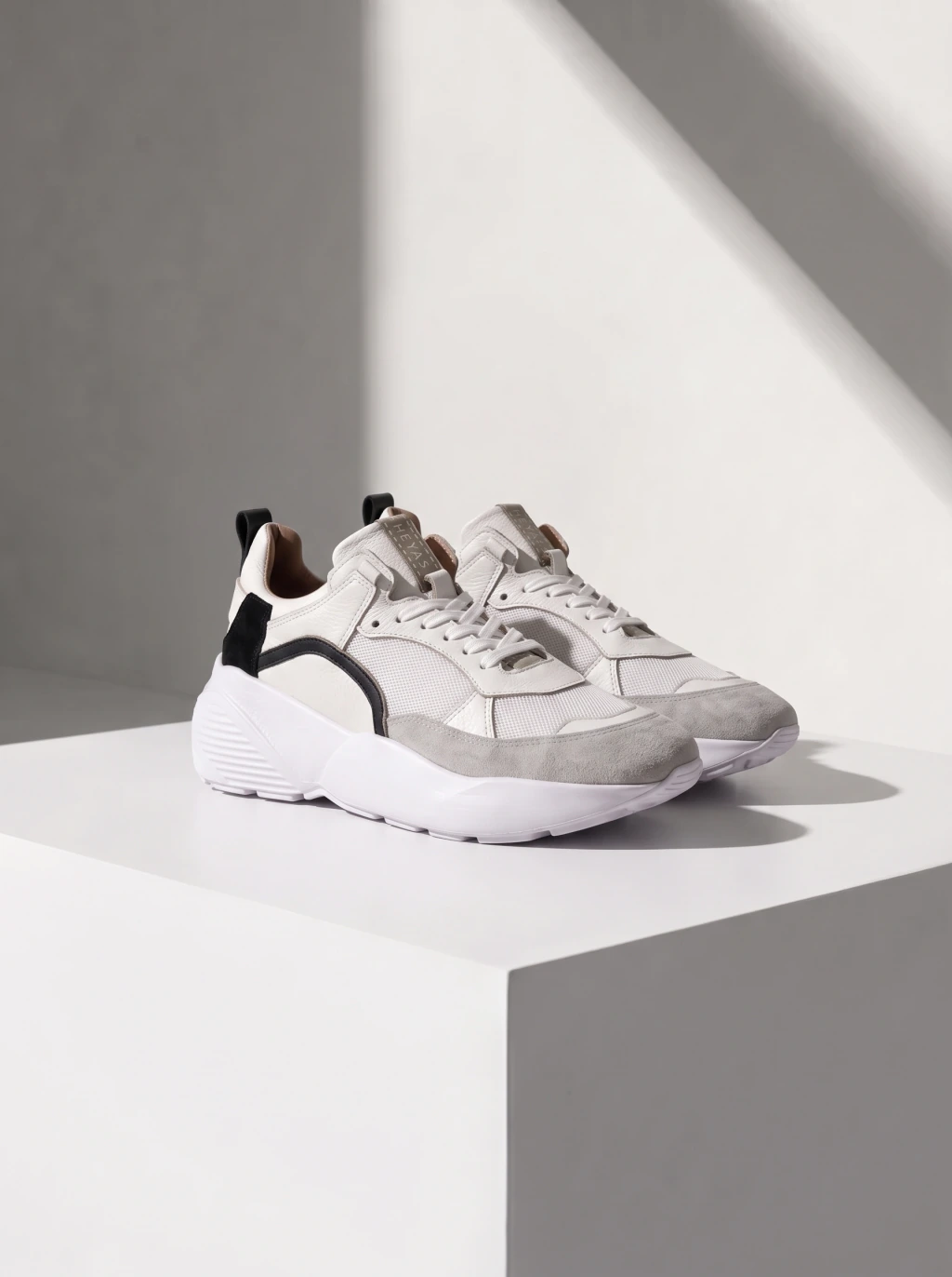Zapatilla Polonia Blanco con Negro HEYAS