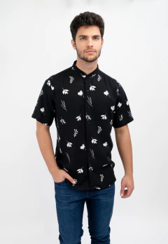 Camisa Corte Clasico Cuello Mao Negro Flores Blancas, foto 1 de 5
