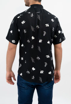 Camisa Corte Clasico Cuello Mao Negro Flores Blancas, foto 3 de 5